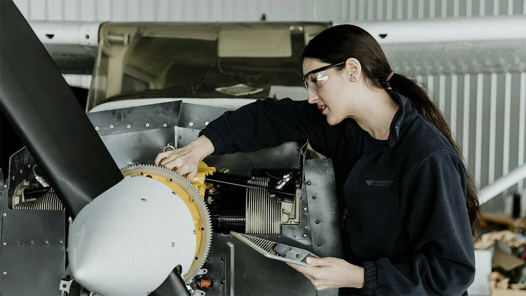 Минтруд разрешил женщинам работать авиамеханиками