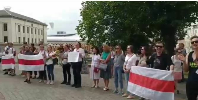 Жители Белоруссии вышли на протест у здания МИД в поддержку протестующих дипломатов