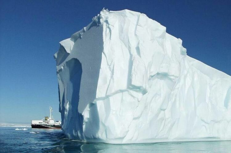 «Роснефть»  изучает, как отгонять айсберги от буровых платформ