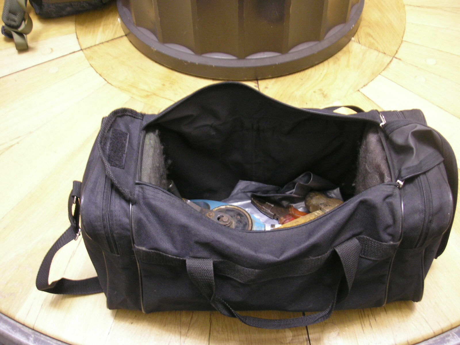 С этой сумкой, набитой железом, журналист беспрепятственно миновал все слои охраны метрополитена и благополучно спустился под землю на станции "Старая Деревня".