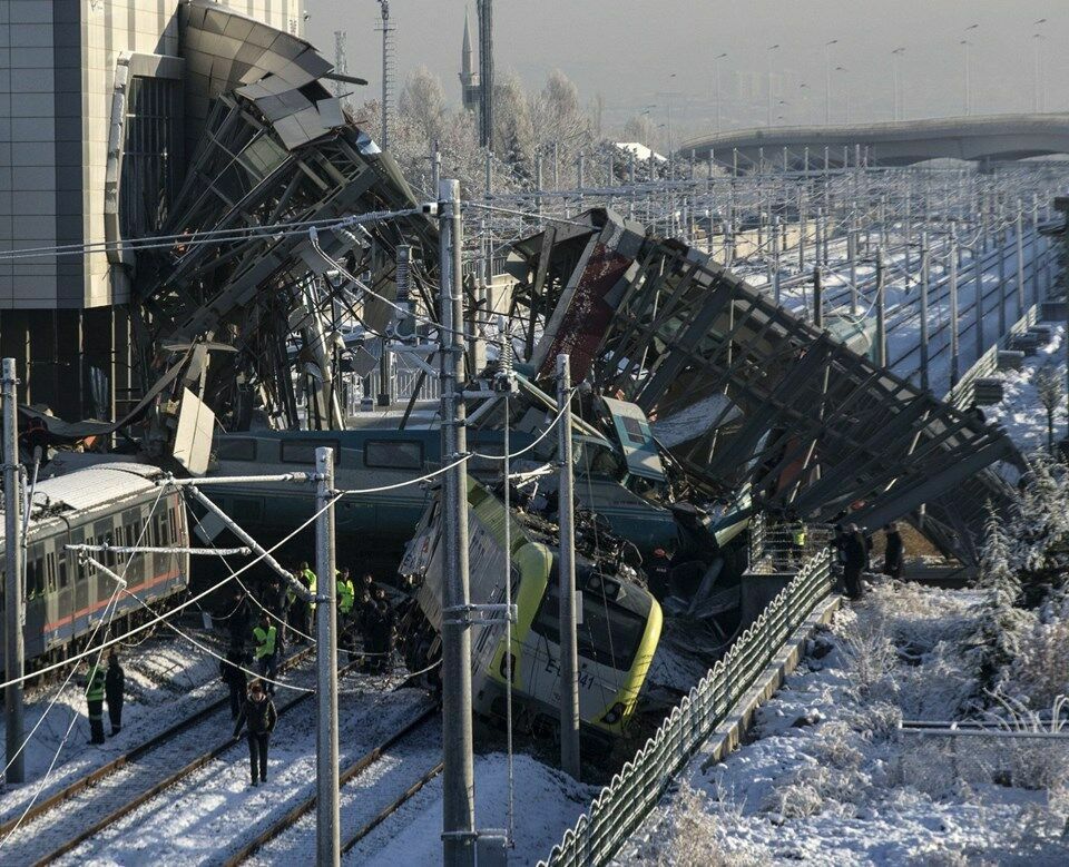 Крушение пассажирского поезда в Турции попало на видео