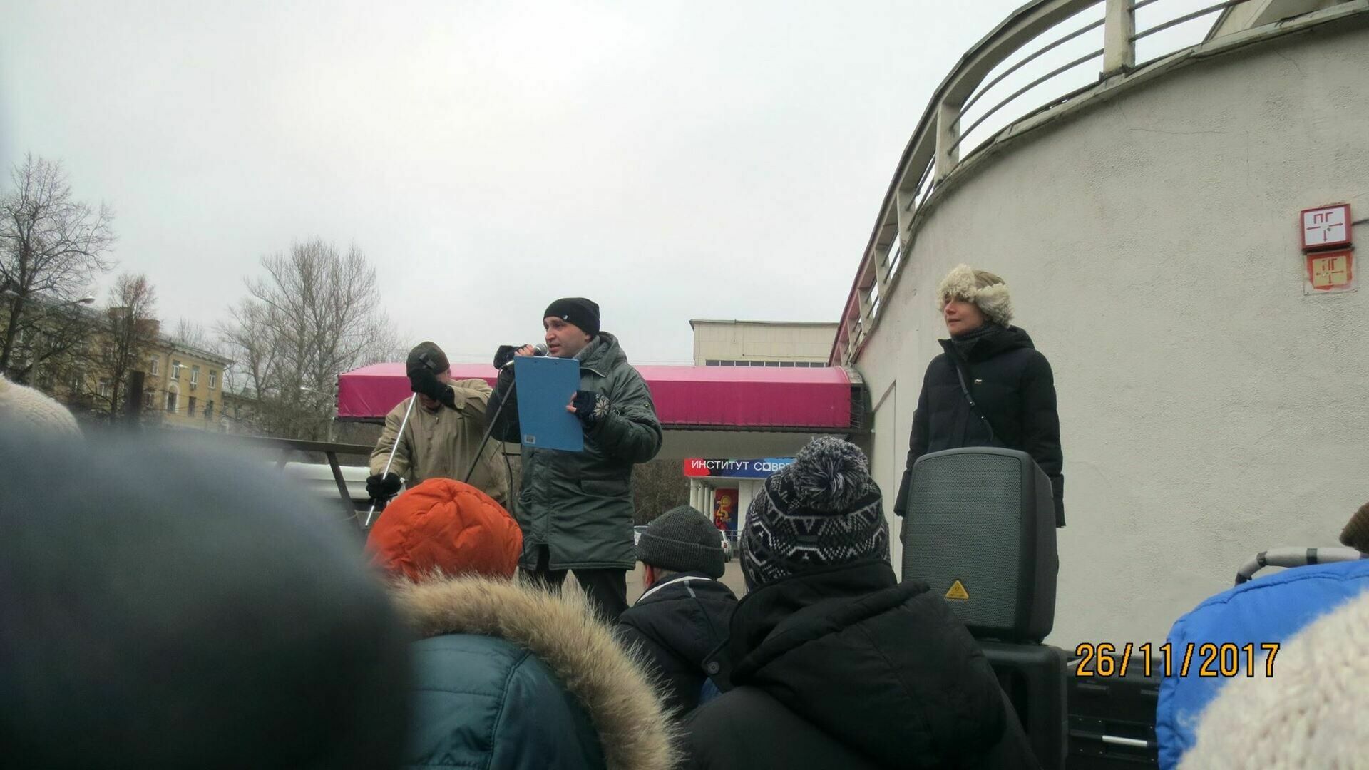 Москвичи вышли на митинг против вырубки парка Фили