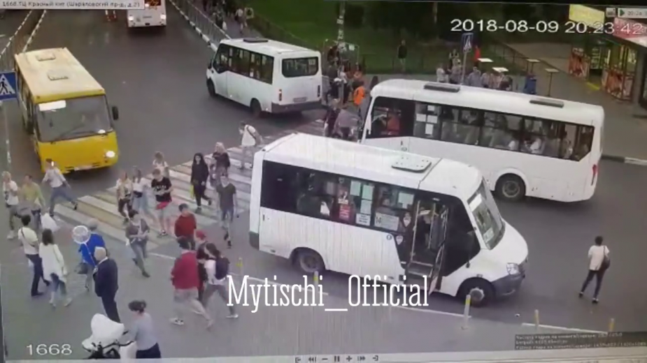 В Мытищах автобус наехал на пешеходов (Видео)