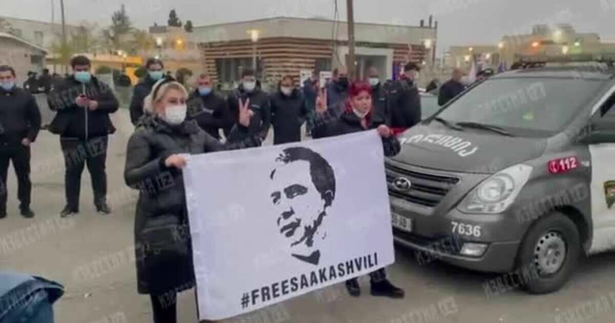 В грузинском Рустави началась бессрочная акция в поддержку голодающего Саакашвили