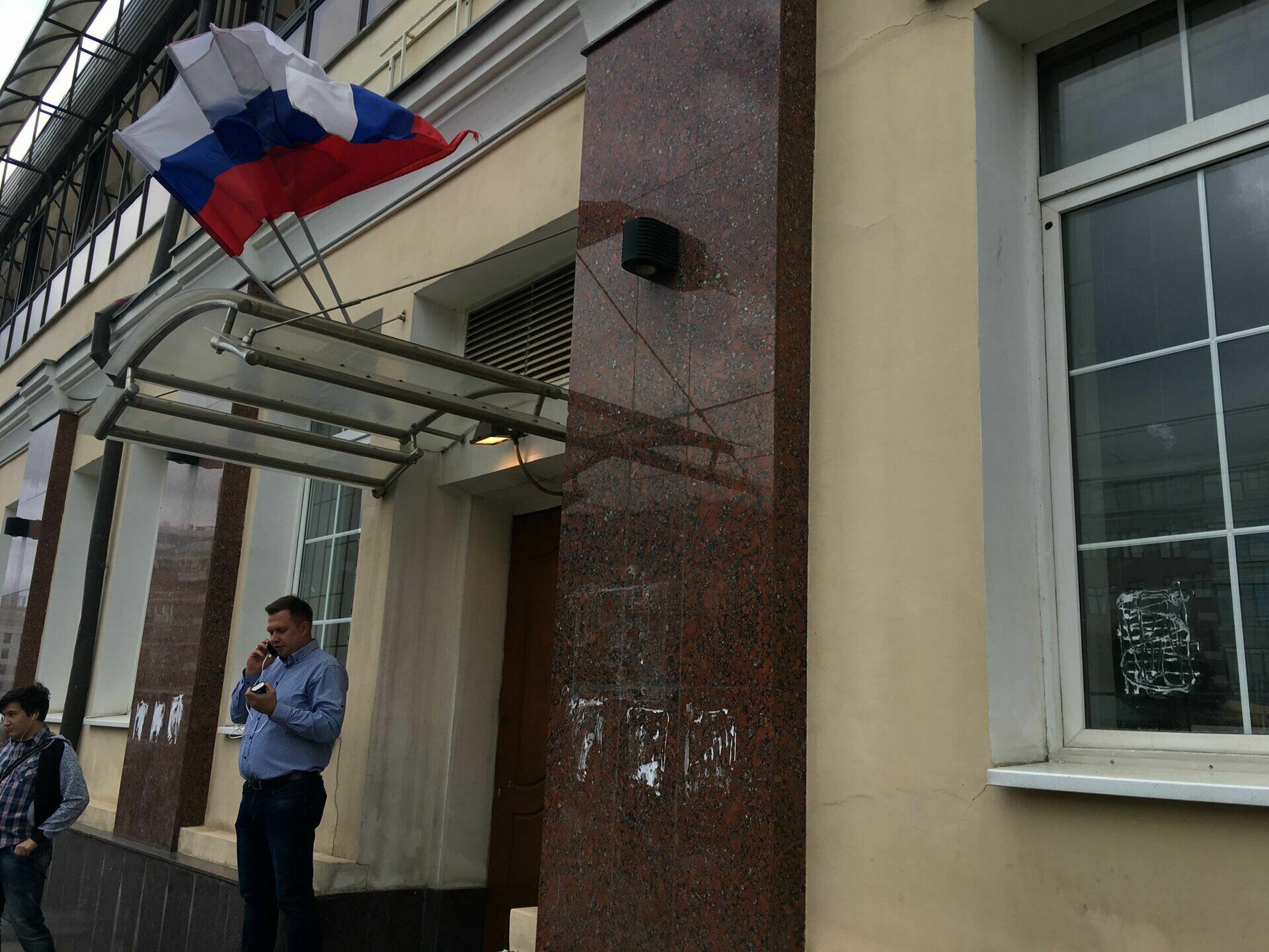 Оперативники заблокировали штаб Навального в Москве