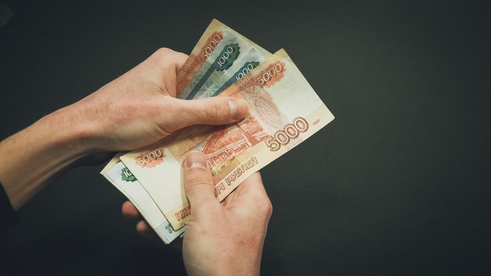 Доллар подорожал до 98,34 рубля