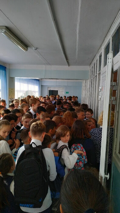 Школьный завтрак. Очередь в 63-ю школу г. Тюмени. Фото ВКонтакте.