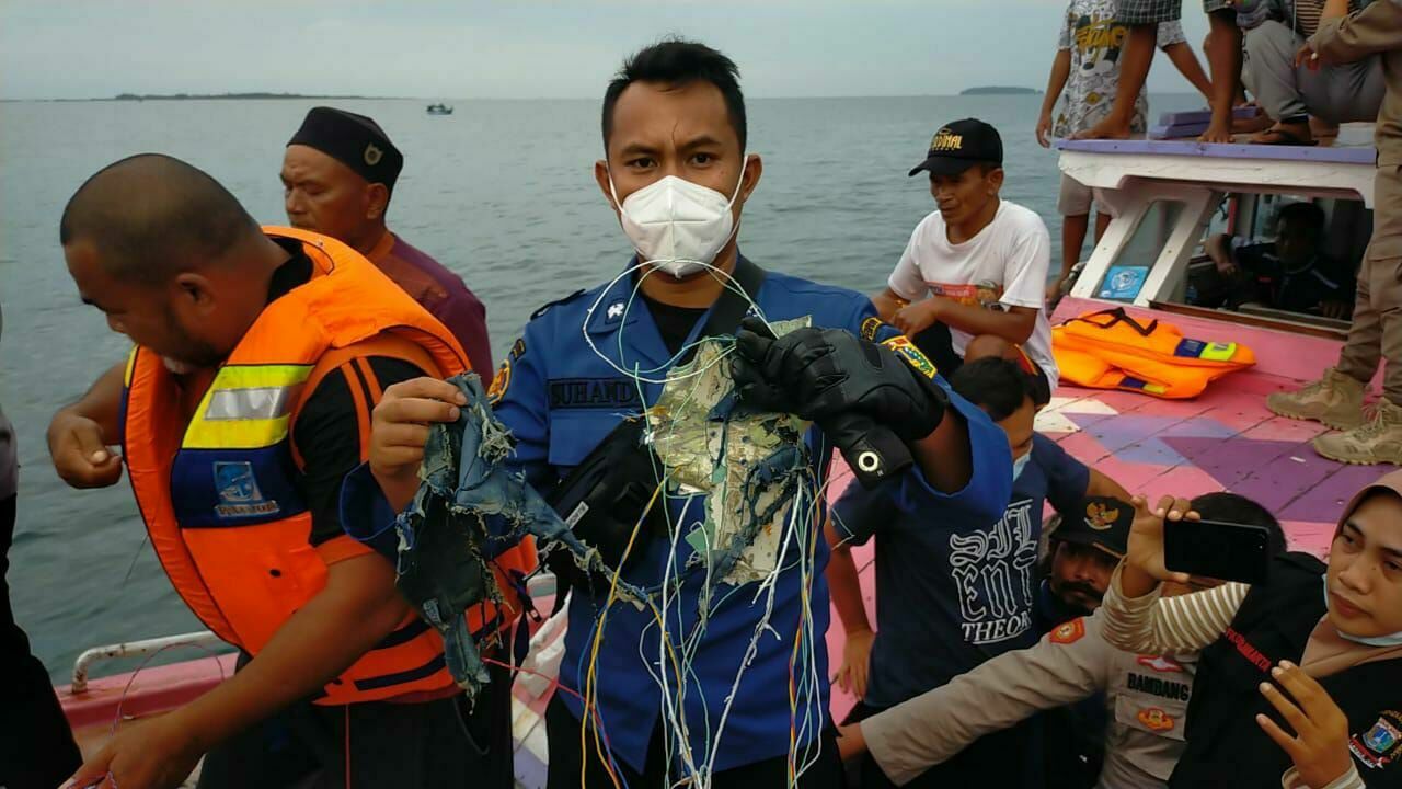 В Индонезии обнаружен черный ящик упавшего Boeing 737