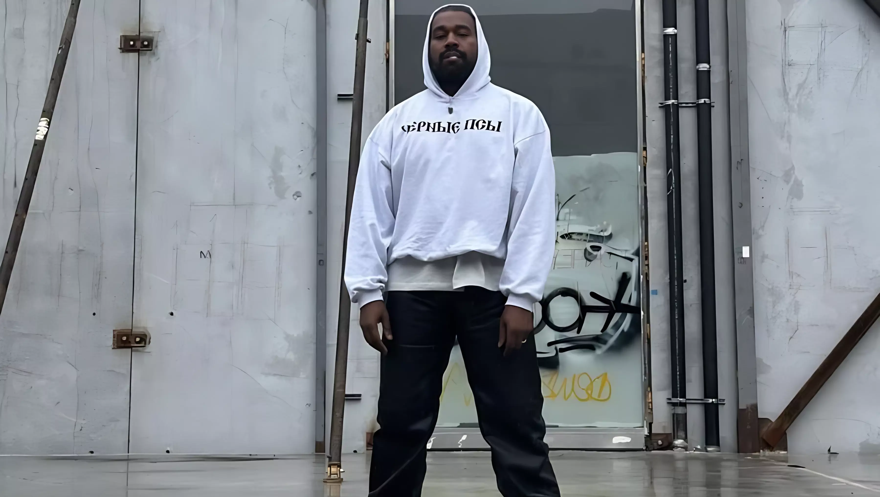 Kanye West и Гоша Рубчинский представили коллекцию одежды «Черные псы»