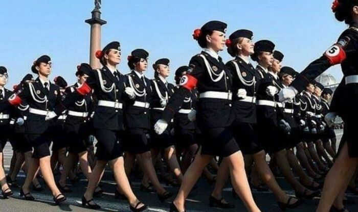 Петербуржцев испугали повязки на участницах парада