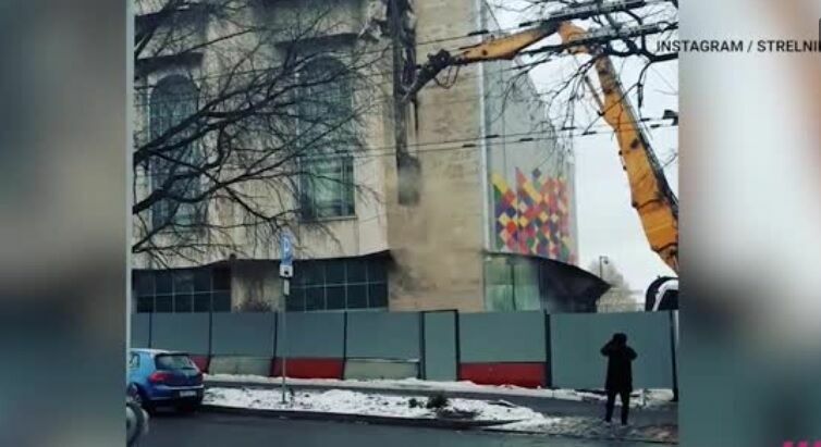 Видео дня: в Москве начался снос популярного киноцентра "Соловей"
