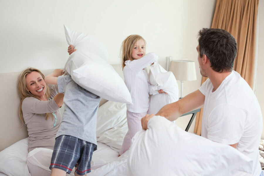 "Бой подушками" - один из способов дать выход эмоциям в закрытом пространстве, - считают психологи.