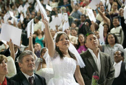 В столице Мексики состоялась грандиозная массовая свадьба