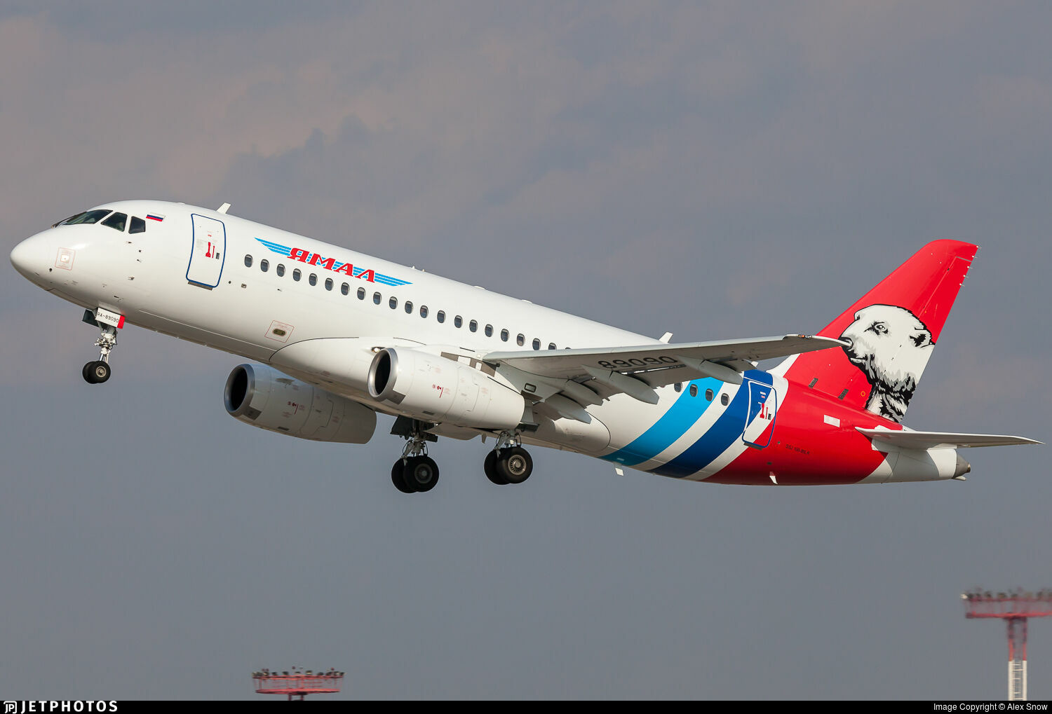 Superjet совершил аварийную посадку в Тюмени из-за попадания птицы в двигатель