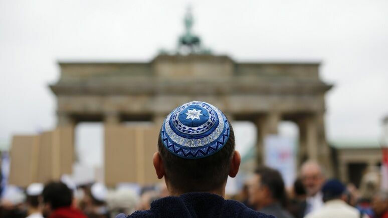 Немецким евреям посоветовали не носить кипу