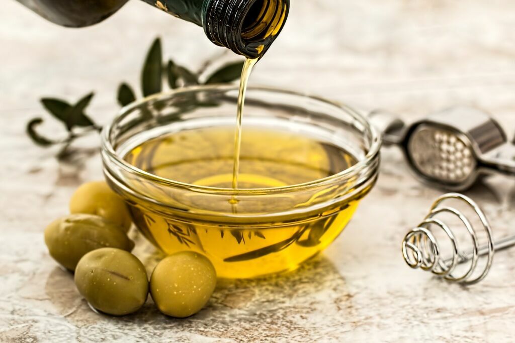 Британский врач-диетолог назвала оливковое масло главным продуктом для долголетия