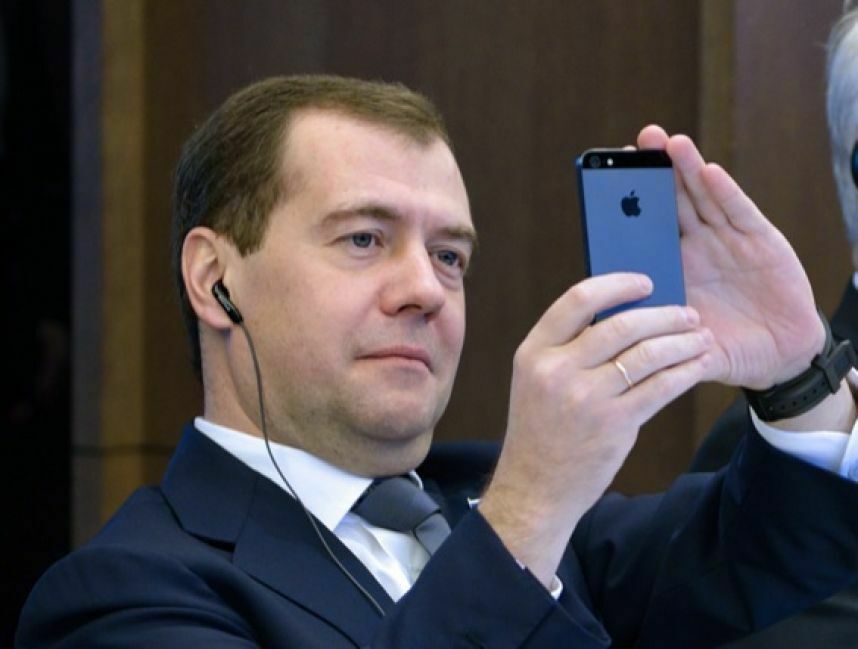 Медведеву подарили российский смартфон, которым он не будет пользоваться