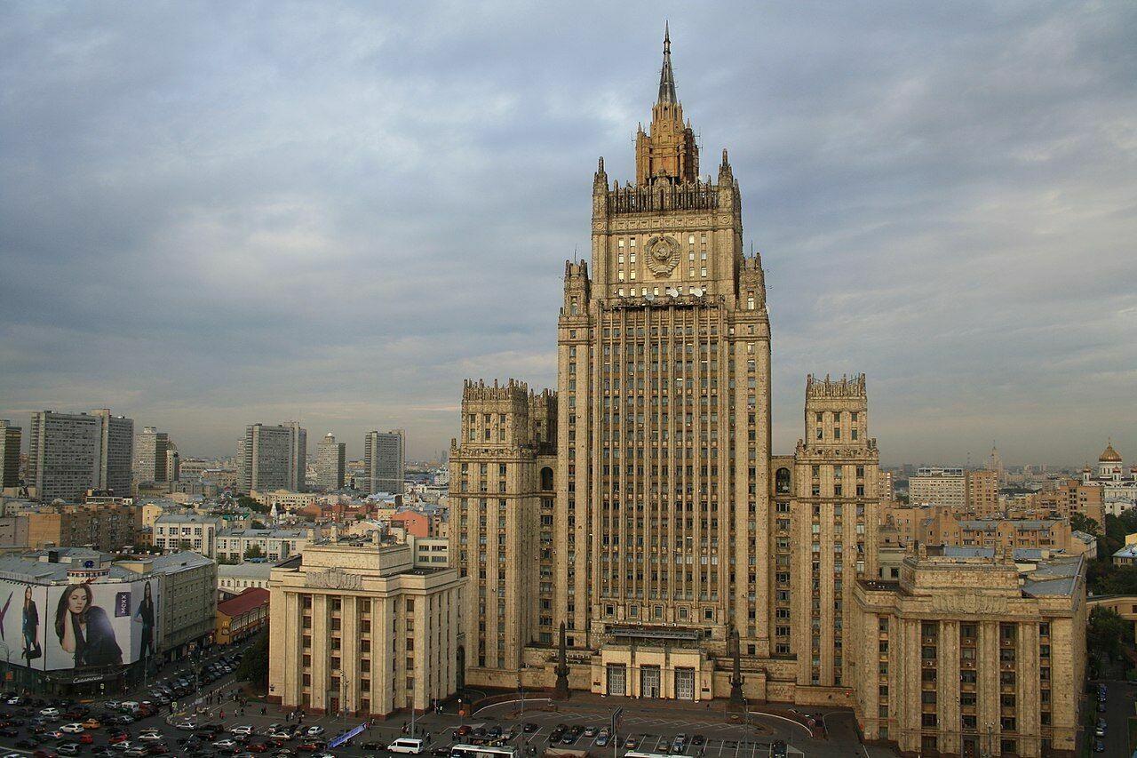 Неизвестные сообщили о минировании высотного здания МИД в Москве