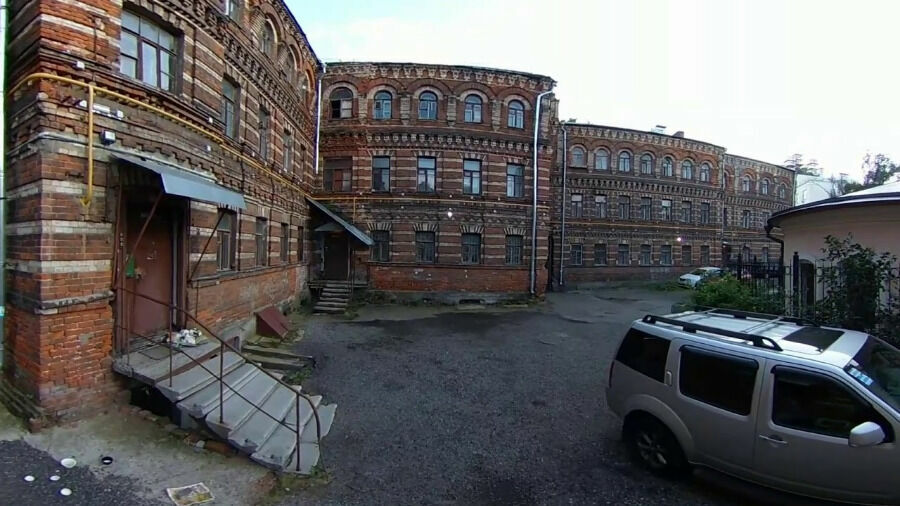 Старинный жилой дом в Крапивенском переулке Москвы  намеренно  подводят под "аварийный". Земля в центре Москвы - "лакомый кусок" для  застройщиков.   