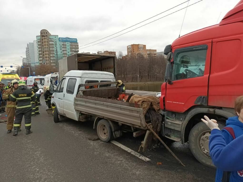 Грузовик влетел в дорожных рабочих на юго-востоке Москвы, один человек погиб