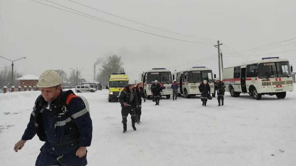 Один горняк погиб и около 50 пропали при ЧП на шахте в Кузбассе