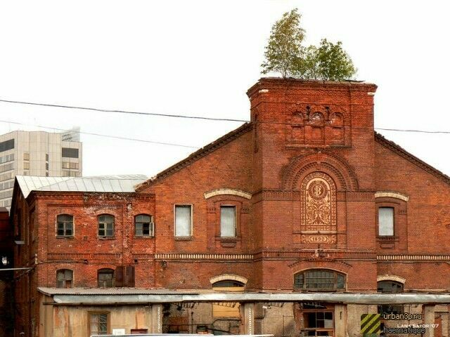 На некоторых корпусах Бадаевского завода указан год постройки, как например, на этом: 1890-й г.