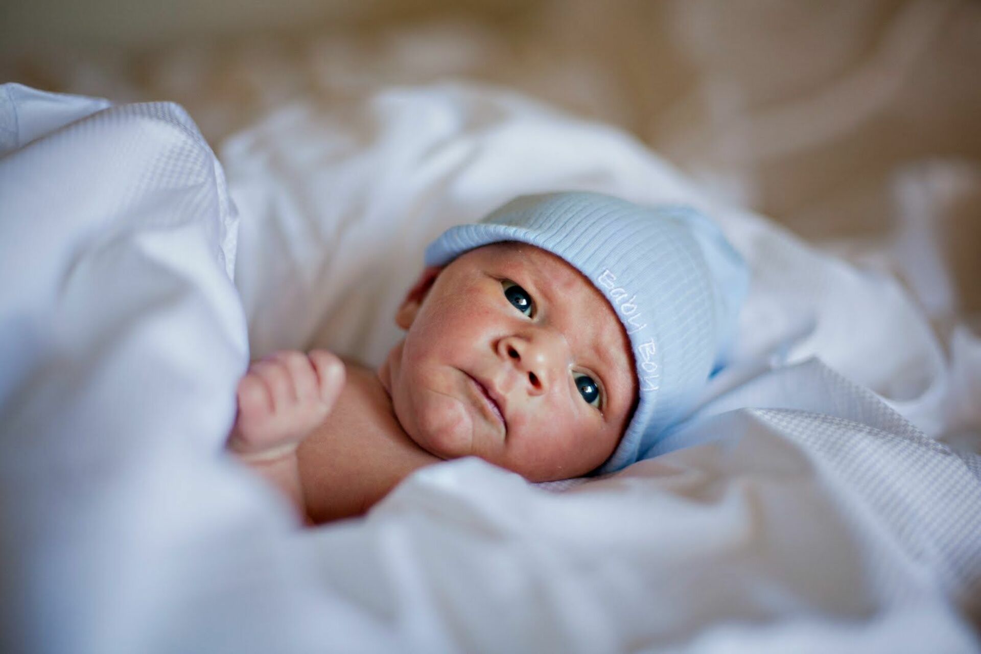 Видео новорожденного мальчика. Новорожденный ребенок. Рноворождённый ребёнок. Новорожденные мальчики. Новорожденные фото.
