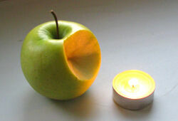 Рукотворный мемориал Джобсу возвели из цветов, свечей и надкушенных яблок