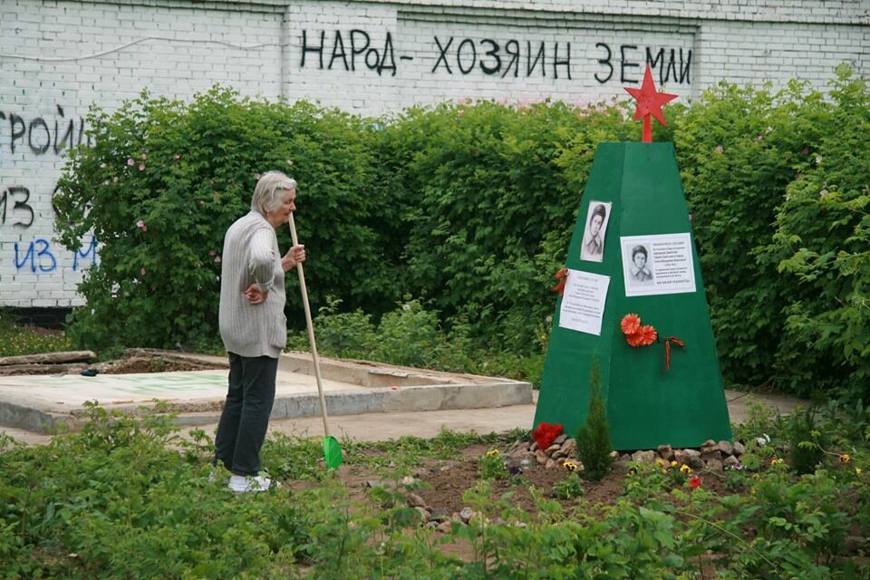 Памятник Герою Советского Союза Е. Колосовой