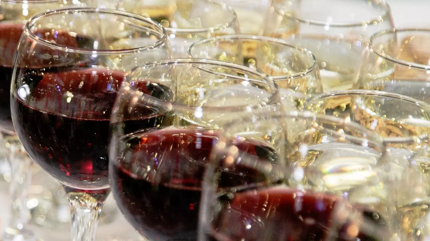 Вещество тирамин, который содержится в красном вине, способствует появлению сильных головных болей