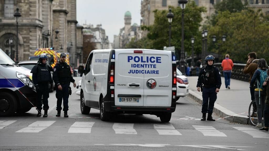 В центре Парижа зарезали четырех человек