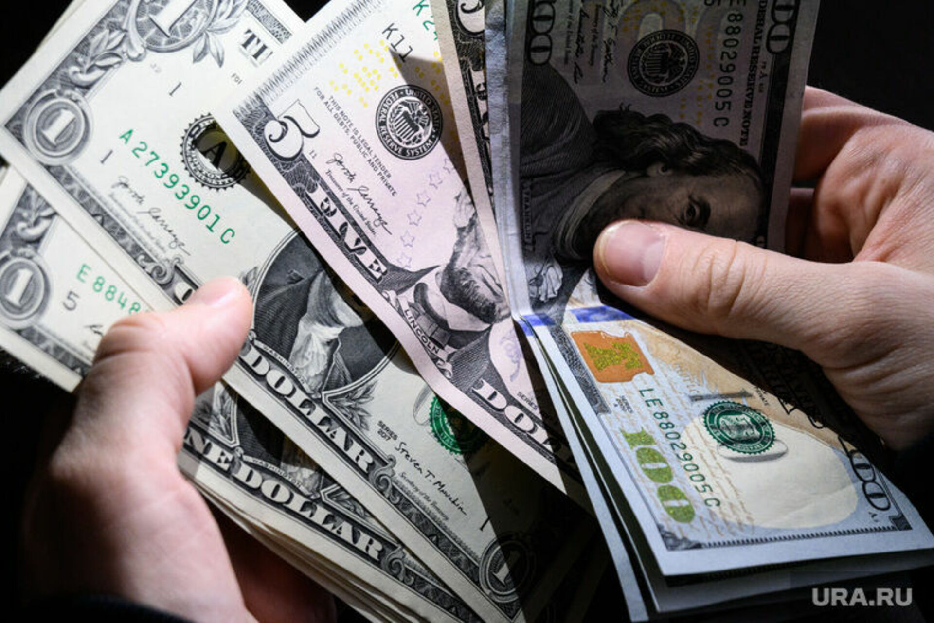 Купить новые доллары в екатеринбурге. Доллар фото. Доллары в руках. Доллар (валюта). Доллары в рубли.