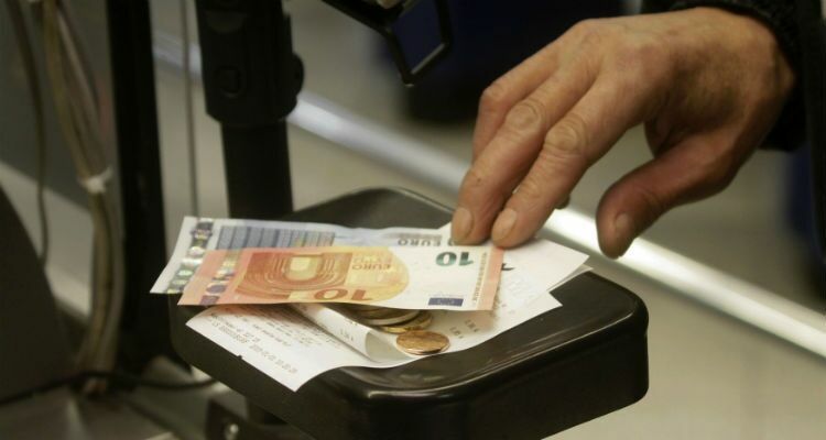 Официальные курсы доллара и евро уменьшились почти на два рубля