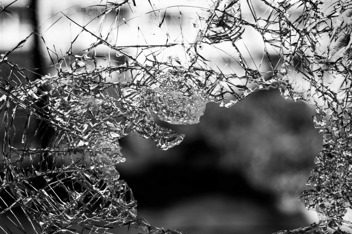 В Москве нетрезвый гражданин урной выбил стекла у 15 машин