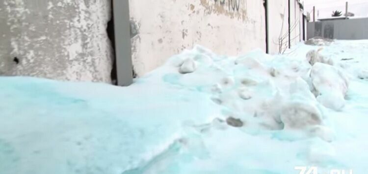 Роспотребнадзор проверит голубой снег в Челябинской области