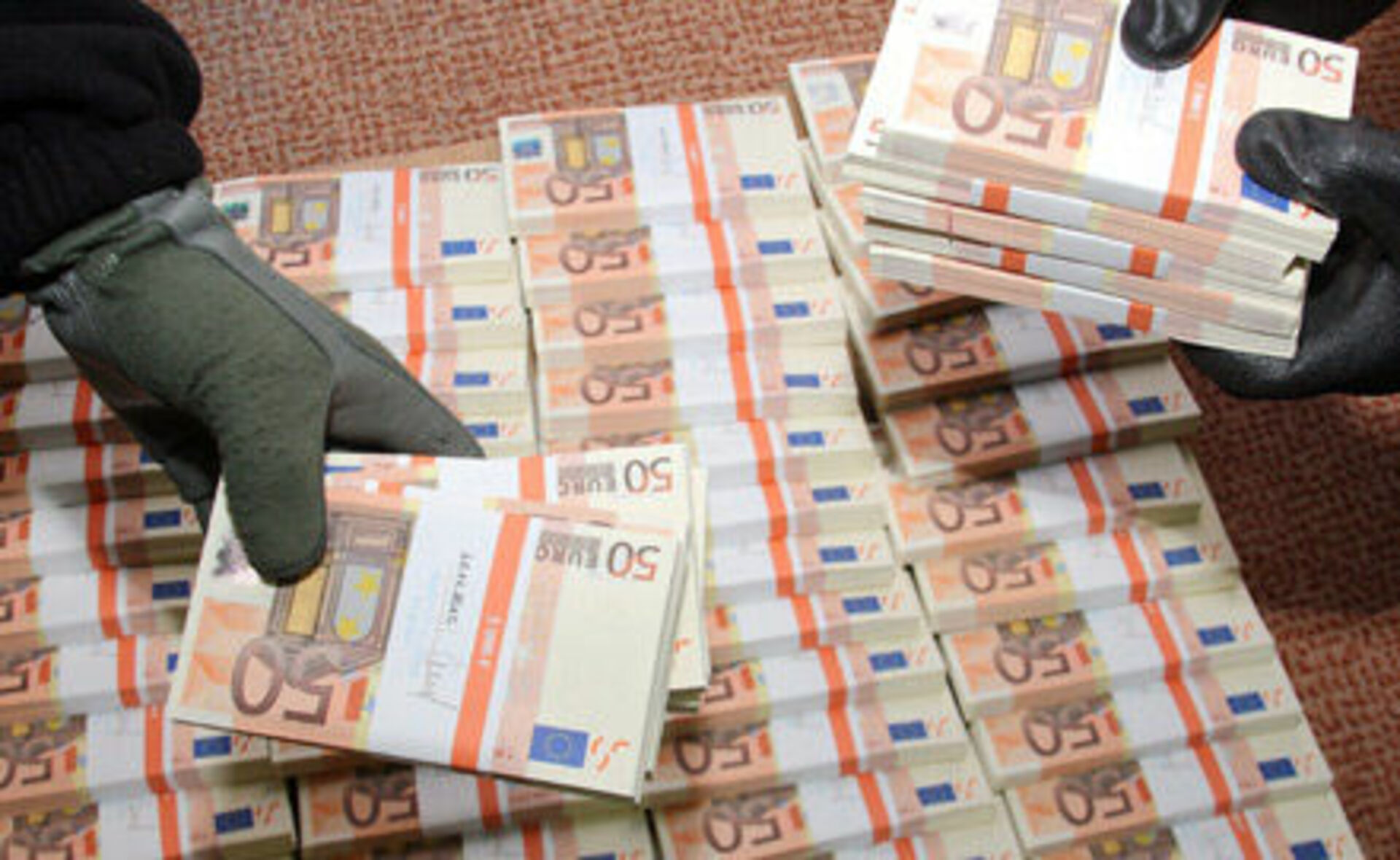 600000 евро в рублях. Самая большая взятка. Много евро. Деньги евро. Пачки евро.