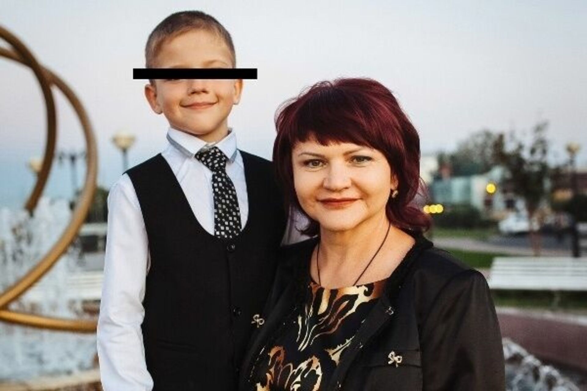 Мама и 12 летний сын. Саша Парахняков Астрахань. Астрахань мать замуровала сына в бетон. Замуровала сына в бетон Астрахань.