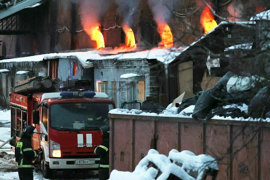 При пожаре на Комсомольской площади в Москве погибли семь человек