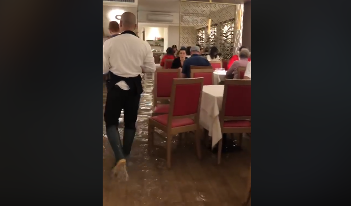 Видео дня: да хоть потоп! Рестораны Венеции «не заметили» наводнения