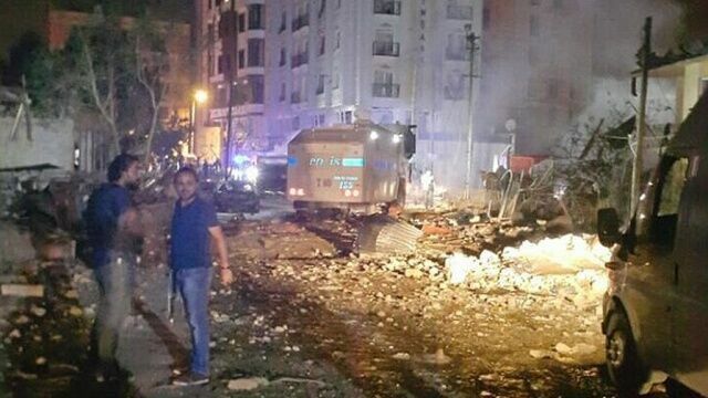 При теракте в Турции погибли три человека, свыше 70 пострадали