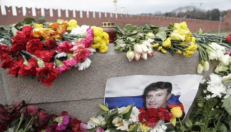 Москвичи пришли почтить память Немцова «Минутой Немолчания»
