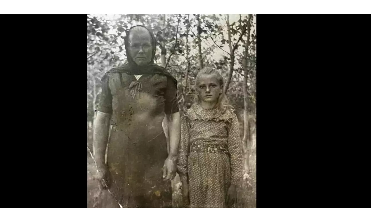 Людмила с матерью после концлагеря