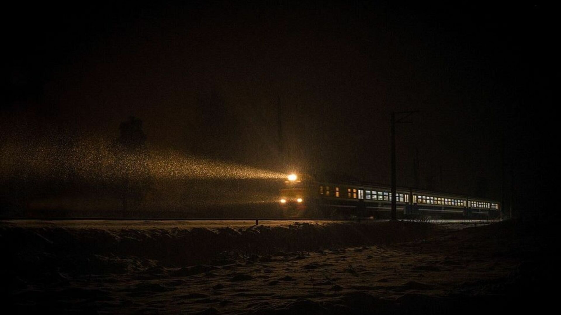 Поезд в темноте. Поезд ночью зимой. Железная дорога ночью. Поезд едет ночью. Железная дорога зимой ночью.