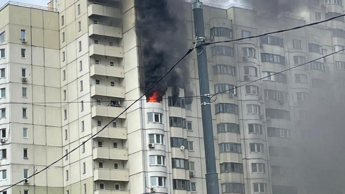 Пять человек спасли и 70 эвакуировали из горящей высотки в подмосковном Красногорске