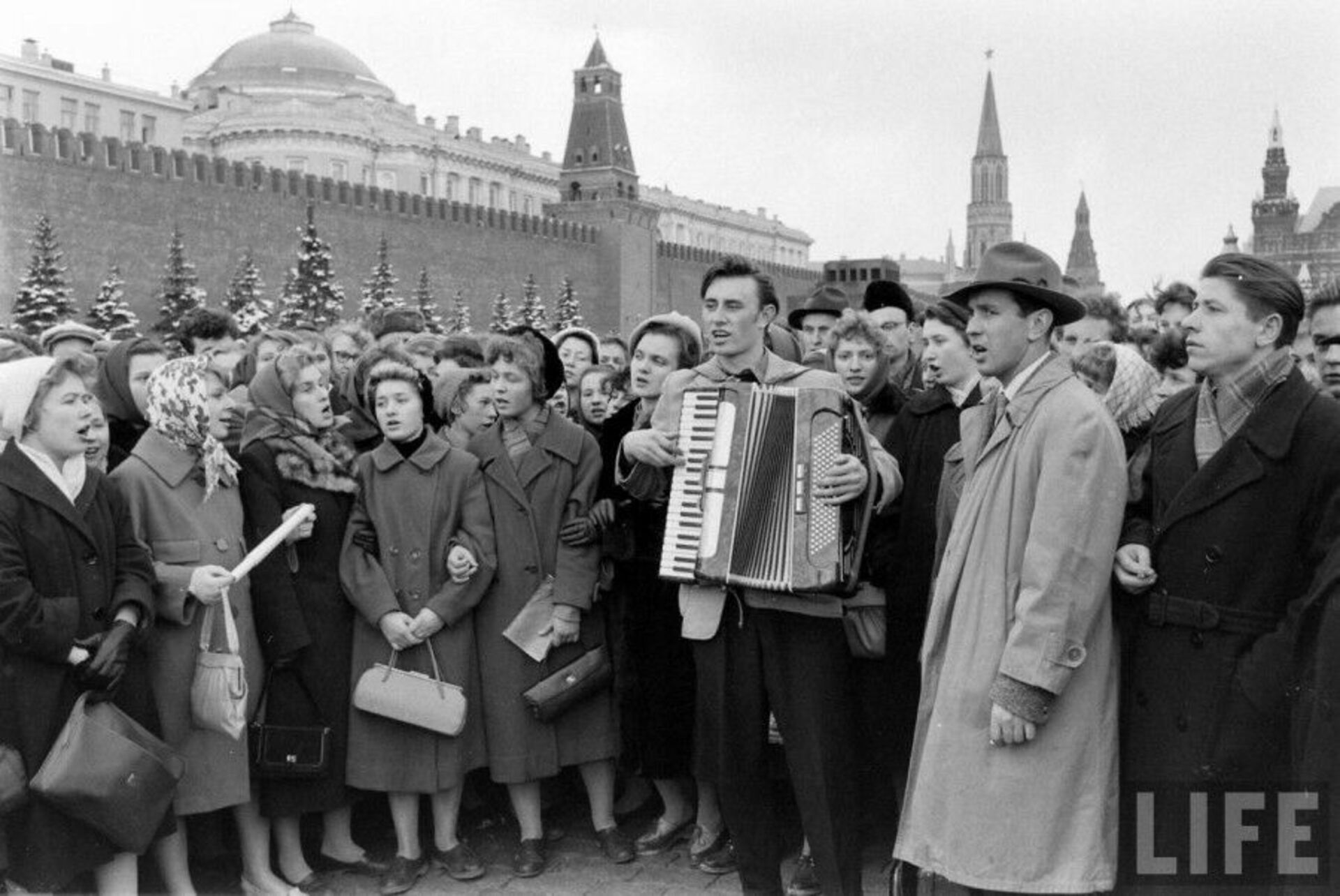 Что ел советский человек. Ликование на красной площади в честь полёта Гагарина 1961. Советские люди. Советский гражданин. Счастливые советские люди.