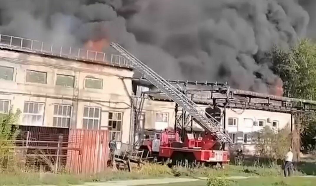В Бердске ликвидирован крупный пожар на производственном предприятии