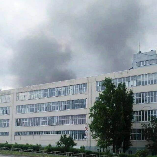 В городе Шахты Ростовской области загорелось производственное здание «Глории Джинс»