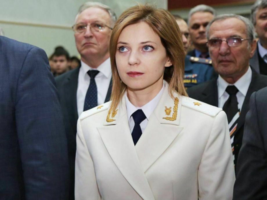 Генеральский мундир на прокуроре и депутате Наталье Поклонской: золото звезд перетекает в золотистые волосы