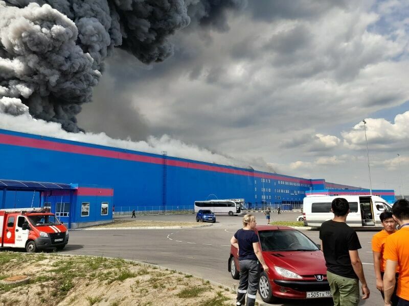 Авиацию привлекли к тушению пожара на складе Ozon в Подмосковье