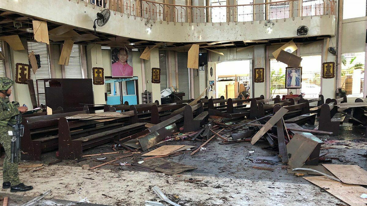 На Филиппинах террористы взорвали католический храм